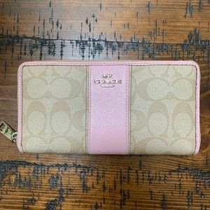 Coach Accordion ZIP Wallet in Pink/Tan